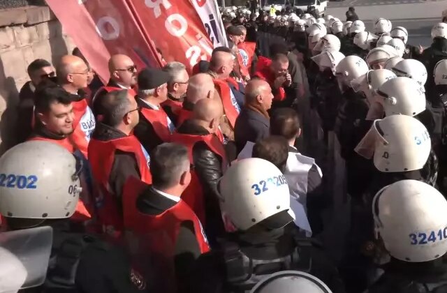 Polis ekipleri, TBMM önünde eylem yapmak isteyen grubu ablukaya aldı