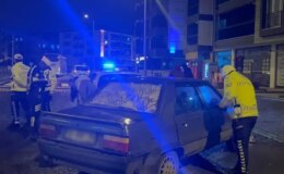 Polisi duyunca “Ağabeyimi arayacağım” deyip aracını bırakıp kaçtı