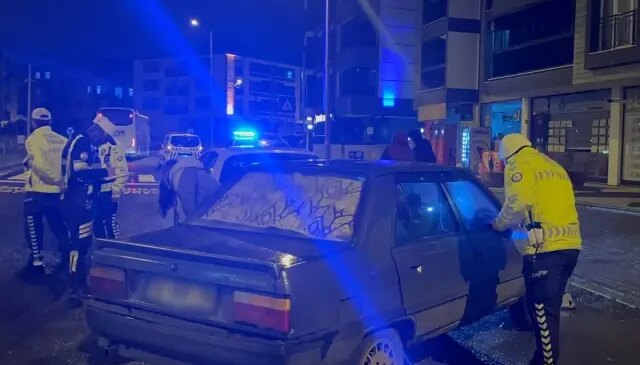 Polisi duyunca “Ağabeyimi arayacağım” deyip aracını bırakıp kaçtı