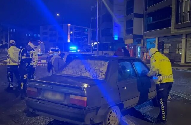 Polisi duyunca “Ağabeyimi arayacağım” deyip aracını bırakıp kaçtı