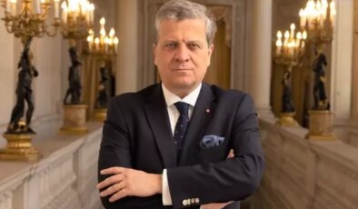 Polonya’nın Paris Büyükelçisi sahte diploma soruşturması nedeniyle görevden alındı