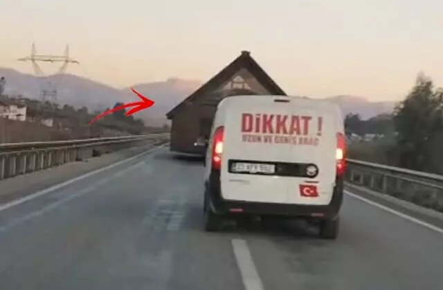 Prefabrik ev taşıyan tır trafiği altüst etti