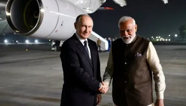 Putin 4 yıl sonra Hindistan’da: Binlerce kişi uçağını takip etti