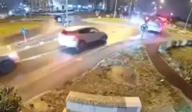 Romanya’da akılalmaz kaza: Kontrolden çıkan araç, iki taksinin üzerinden uçtu