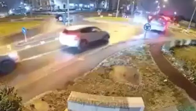 Romanya’da akılalmaz kaza: Kontrolden çıkan araç, iki taksinin üzerinden uçtu