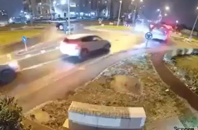 Romanya’da akılalmaz kaza: Kontrolden çıkan araç, iki taksinin üzerinden uçtu