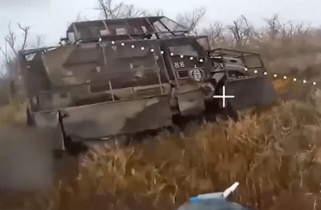 Rus İHA’larının saldırısı kamerada: ABD yapımı zırhlı aracı imha ettiler