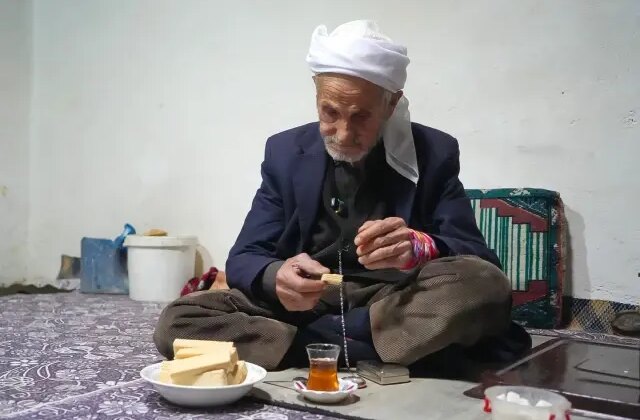 Rüstem dede 50 yıldır sadece çay içip ve gofret yiyor
