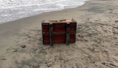 Sahile vuran gizemli sandık ekipleri alarma geçirdi! Üzerindeki yazılar incelenecek
