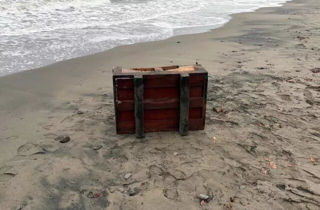 Sahile vuran gizemli sandık ekipleri alarma geçirdi! Üzerindeki yazılar incelenecek