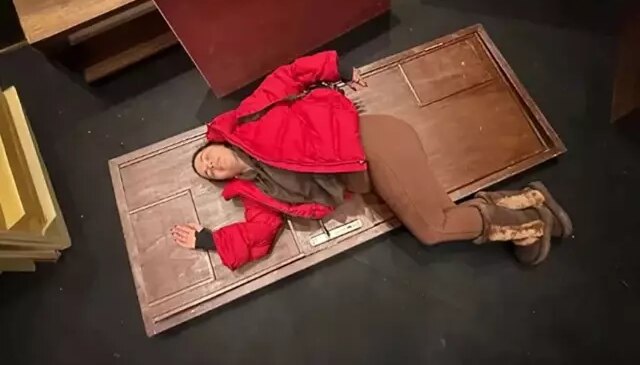 Sahnede korku dolu anlar! Aslı Bekiroğlu’nun kafasına kapı düştü