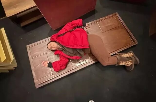 Sahnede korku dolu anlar! Aslı Bekiroğlu’nun kafasına kapı düştü