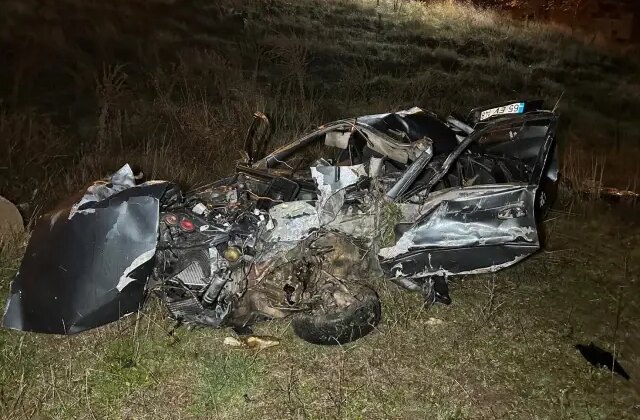Şarampole uçan araç hurdaya döndü: 2 ölü, 1 yaralı