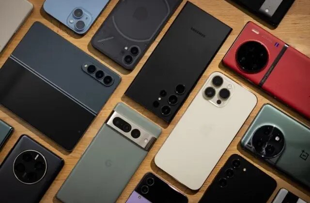 Şarj olmayan telefonu için açmadan böyle tamir etti