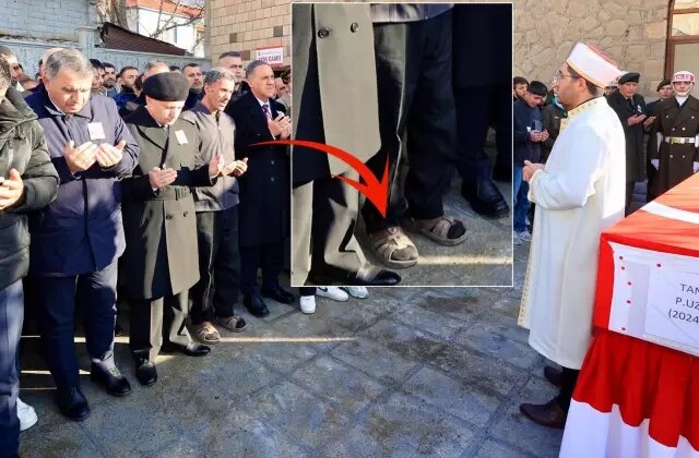 Şehit cenazesinde acılı babanın terlikli hali görenleri kahretti