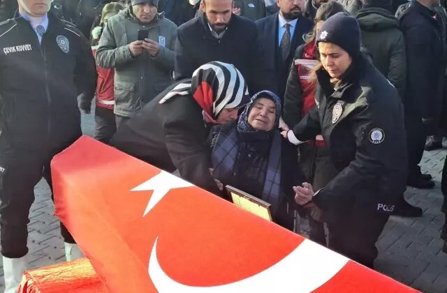 Şehit polis Yasin Koçyiğit’e yürek burkan veda, “kuzum” diyerek uğurladı