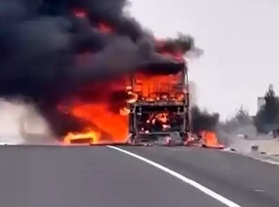 Seyir halindeki yolcu otobüsü alev alev yandı: 25 yolcu son anda kurtuldu