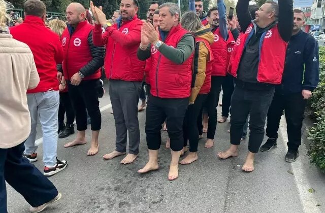 Sokağa çıkan herkes çıplak ayaklı eylemci gördü