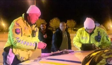 Sürücüsü alkollü çıkan otomobildeki yolcudan gazetecilere ilginç soru: Basın kartın var mı?