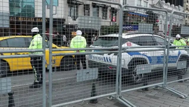 Taksim’de yılbaşı hazırlıkları! Demir bariyerler getirildi, yollar kapatıldı