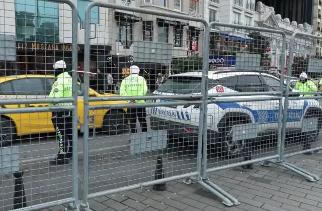 Taksim’de yılbaşı hazırlıkları! Demir bariyerler getirildi, yollar kapatıldı