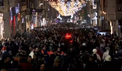 İstanbul’da binlerce kişi yeni yılı kutlamak için Taksim’e akın etti