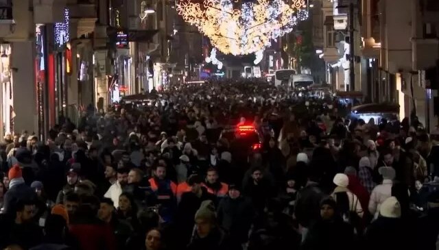 İstanbul’da binlerce kişi yeni yılı kutlamak için Taksim’e akın etti