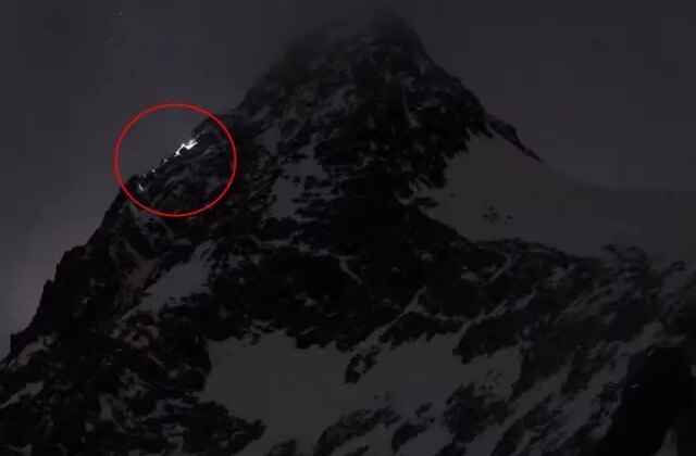 Talihsiz kadın, zirveye 50 metre kala partneri tarafından ölüme terk edildi