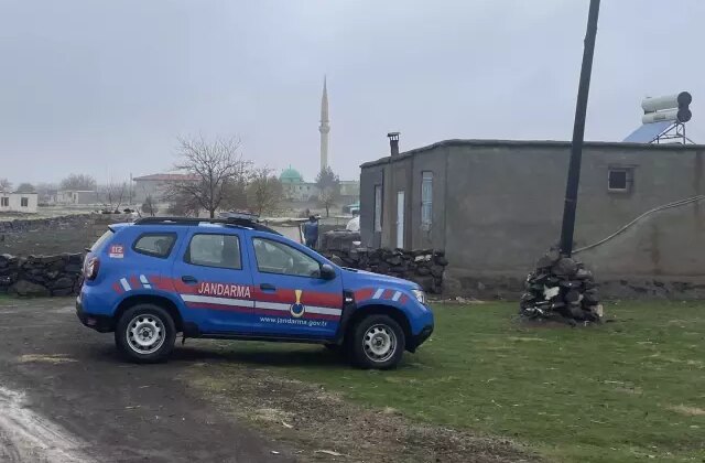 Tartıştığı eşi ve oğlunu öldürdü