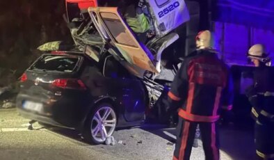 Tırla kafa kafaya çarpışan araçtaki 3 kişi feci şekilde can verdi