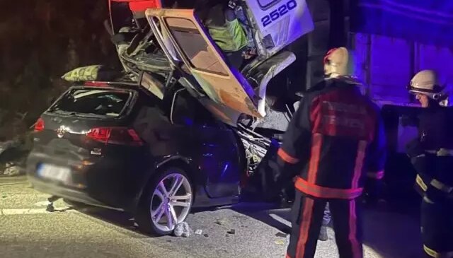 Tırla kafa kafaya çarpışan araçtaki 3 kişi feci şekilde can verdi