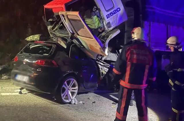 Tırla kafa kafaya çarpışan araçtaki 3 kişi feci şekilde can verdi