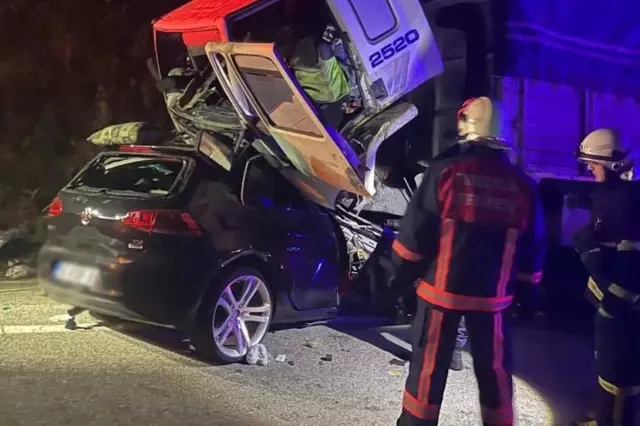 tirla kafa kafaya carpisan aractaki 3 kisi feci 19376325 4441 o