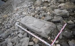 Tunceli’de baraj gölünün çekilmesiyle tarihi sanduka parçası bulundu