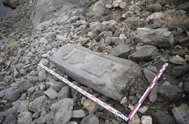 Tunceli’de baraj gölünün çekilmesiyle tarihi sanduka parçası bulundu