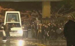 Türkiye’den sonra Lübnan’a giden Papa böyle karşılandı