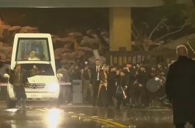 Türkiye’den sonra Lübnan’a giden Papa böyle karşılandı