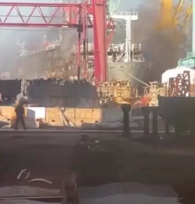 Tuzla Tersanesi’nde bir gemide henüz bilinmeyen bir nedenle yangın çıktı