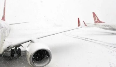Uçak seferlerine kar yağışı engeli