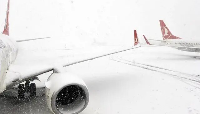Uçak seferlerine kar yağışı engeli