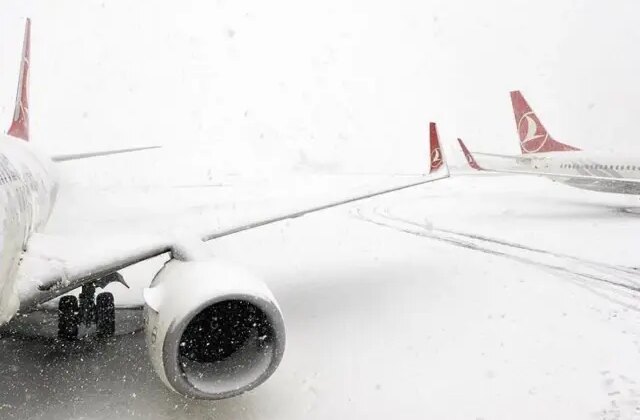 Uçak seferlerine kar yağışı engeli