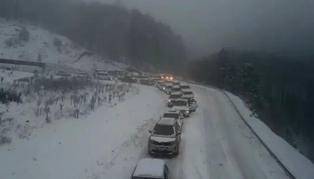 Uludağ yolunda dönüş çilesi, kilometrelerce kuyruk oluştu