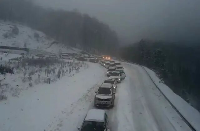 Uludağ yolunda dönüş çilesi, kilometrelerce kuyruk oluştu