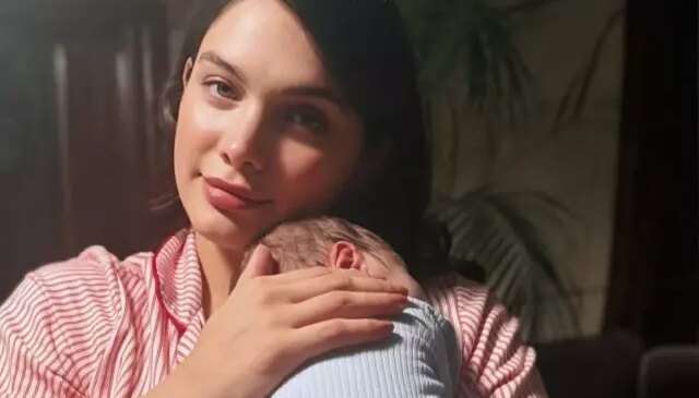 Ünlü oyuncu Beste Kökdemir, oğlu ile ilk fotoğrafını paylaştı