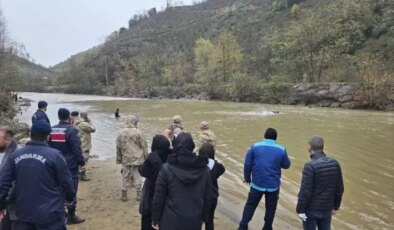 Vefat eden annesi için mezar yeri bakmaya giderken yeğeniyle trafik kazasında öldü