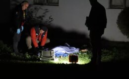 Yaşlı adam televizyon izlerken kapıyı çalan polisin verdiği acı haberle yıkıldı