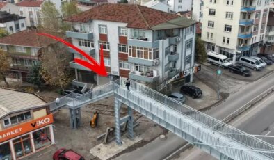 “Yayalar evimi izliyor” şikayeti üst geçidi yıktırdı. Sonrası fıkra gibi: İçerisi yine gözüküyor