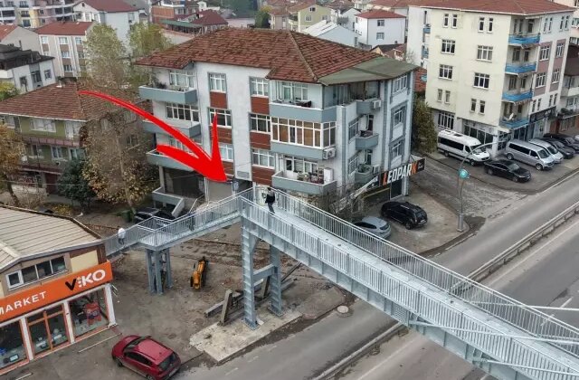 “Yayalar evimi izliyor” şikayeti üst geçidi yıktırdı. Sonrası fıkra gibi: İçerisi yine gözüküyor