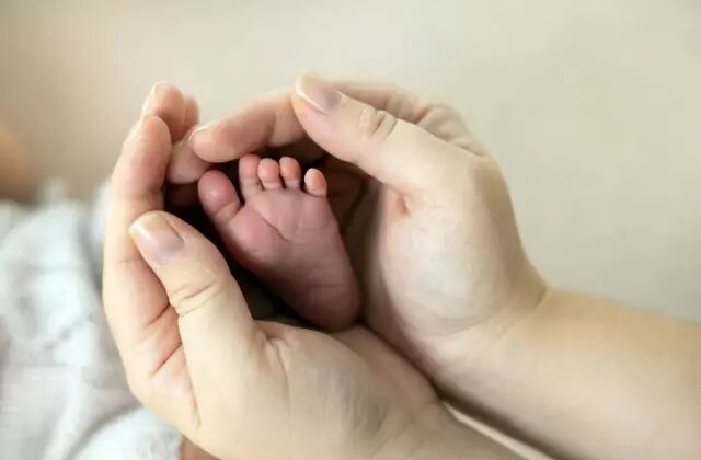 Yeni doğan bebekte diş varsa ve sallanıyorsa acil müdahale gerekebilir