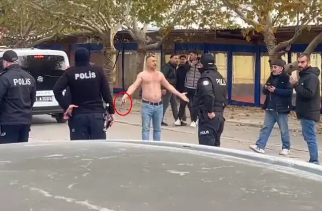 Yıkıma gelen polise direnip bıçakla kendisine zarar verdi